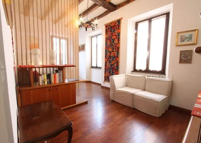 Captivating 4 -bed In Historic Appartement